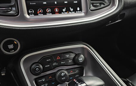 Dodge Challenger III рестайлинг 2, 2019 год, 3 600 000 рублей, 28 фотография