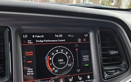 Dodge Challenger III рестайлинг 2, 2019 год, 3 600 000 рублей, 32 фотография