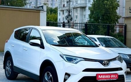 Toyota RAV4, 2018 год, 2 650 000 рублей, 2 фотография