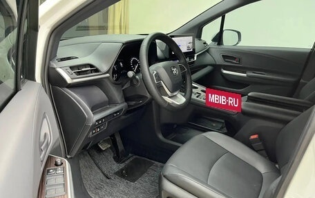 Toyota Granvia, 2024 год, 4 995 000 рублей, 3 фотография