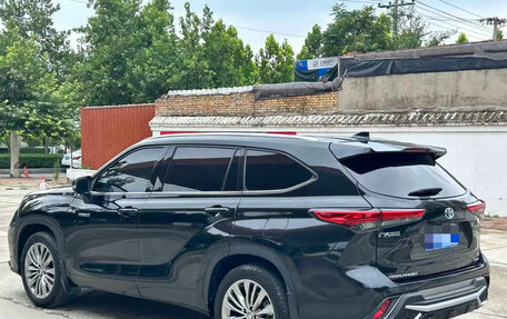 Toyota Highlander, 2022 год, 3 813 000 рублей, 2 фотография