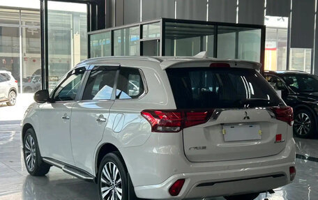 Mitsubishi Outlander III рестайлинг 3, 2022 год, 2 513 000 рублей, 2 фотография