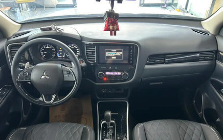 Mitsubishi Outlander III рестайлинг 3, 2022 год, 2 513 000 рублей, 4 фотография