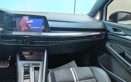 Volkswagen Golf VIII, 2022 год, 2 070 000 рублей, 18 фотография