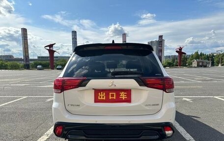 Mitsubishi Outlander III рестайлинг 3, 2022 год, 2 510 000 рублей, 5 фотография