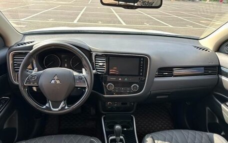 Mitsubishi Outlander III рестайлинг 3, 2022 год, 2 510 000 рублей, 8 фотография