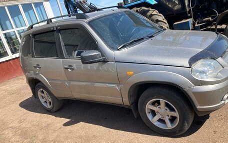 Chevrolet Niva I рестайлинг, 2010 год, 500 000 рублей, 3 фотография