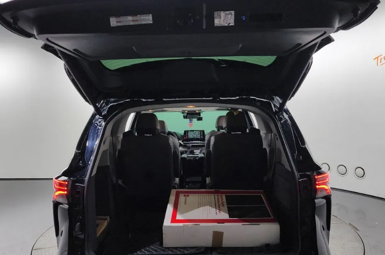 Toyota Sienna III, 2021 год, 4 980 000 рублей, 18 фотография