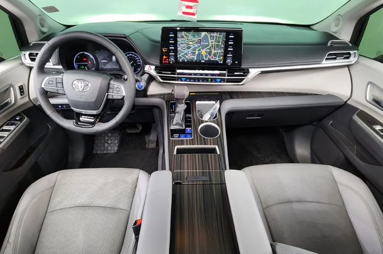 Toyota Sienna III, 2021 год, 4 980 000 рублей, 5 фотография