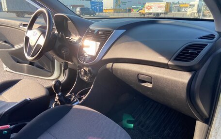Hyundai Solaris II рестайлинг, 2012 год, 600 000 рублей, 13 фотография