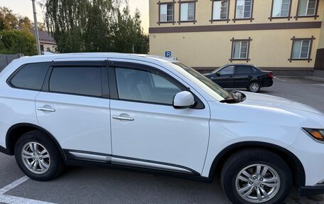 Mitsubishi Outlander III рестайлинг 3, 2017 год, 2 200 000 рублей, 2 фотография