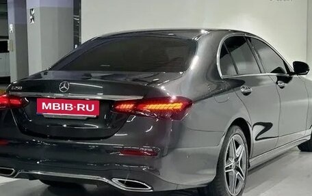Mercedes-Benz E-Класс, 2022 год, 3 850 000 рублей, 4 фотография