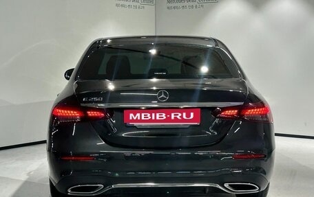 Mercedes-Benz E-Класс, 2022 год, 3 850 000 рублей, 17 фотография