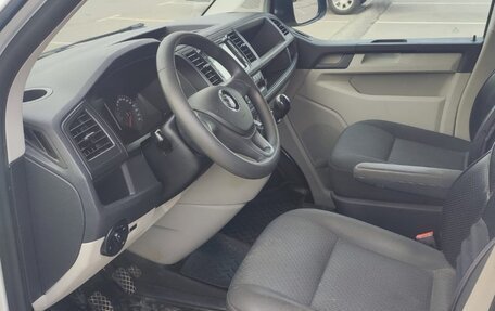 Volkswagen Caravelle T6 рестайлинг, 2015 год, 2 100 000 рублей, 10 фотография