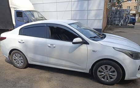 KIA Rio IV, 2018 год, 880 000 рублей, 3 фотография