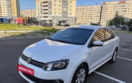 Volkswagen Polo VI (EU Market), 2013 год, 915 000 рублей, 2 фотография