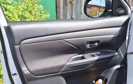 Mitsubishi Outlander III рестайлинг 3, 2013 год, 1 350 000 рублей, 13 фотография