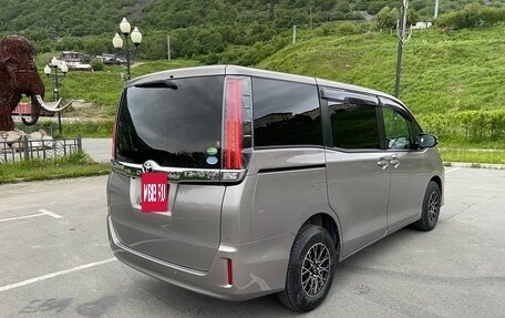 Toyota Noah III, 2019 год, 2 850 000 рублей, 2 фотография