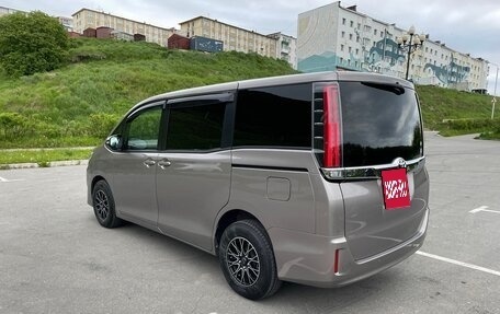 Toyota Noah III, 2019 год, 2 850 000 рублей, 4 фотография