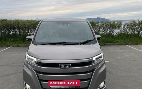 Toyota Noah III, 2019 год, 2 850 000 рублей, 6 фотография