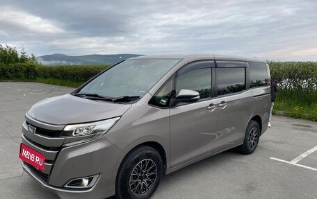 Toyota Noah III, 2019 год, 2 850 000 рублей, 5 фотография