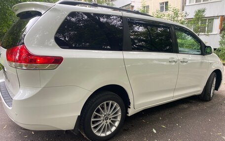 Toyota Sienna III, 2010 год, 2 470 000 рублей, 3 фотография