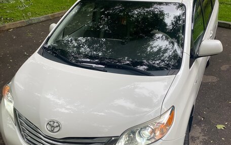 Toyota Sienna III, 2010 год, 2 470 000 рублей, 7 фотография