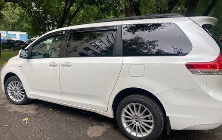 Toyota Sienna III, 2010 год, 2 470 000 рублей, 2 фотография