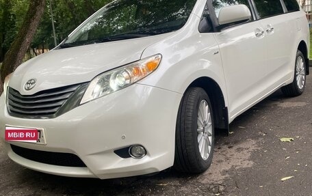 Toyota Sienna III, 2010 год, 2 470 000 рублей, 8 фотография