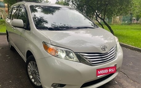 Toyota Sienna III, 2010 год, 2 470 000 рублей, 5 фотография
