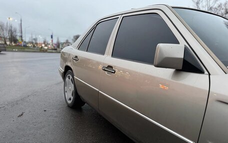 Mercedes-Benz E-Класс, 1994 год, 700 000 рублей, 3 фотография