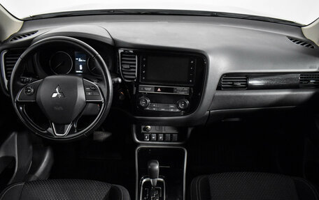 Mitsubishi Outlander III рестайлинг 3, 2018 год, 1 965 000 рублей, 15 фотография