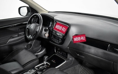 Mitsubishi Outlander III рестайлинг 3, 2018 год, 1 965 000 рублей, 13 фотография