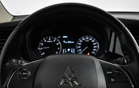 Mitsubishi Outlander III рестайлинг 3, 2018 год, 1 965 000 рублей, 19 фотография
