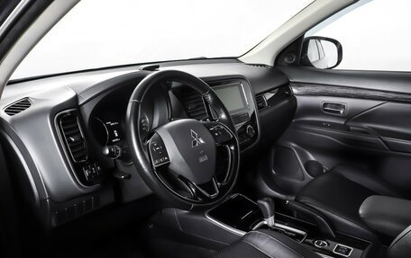 Mitsubishi Outlander III рестайлинг 3, 2018 год, 2 089 000 рублей, 15 фотография