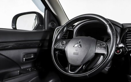 Mitsubishi Outlander III рестайлинг 3, 2018 год, 2 089 000 рублей, 17 фотография