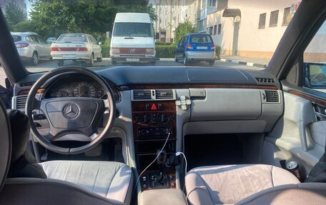 Mercedes-Benz E-Класс, 1997 год, 230 000 рублей, 1 фотография