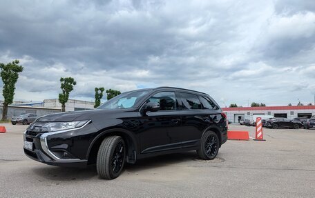 Mitsubishi Outlander III рестайлинг 3, 2021 год, 2 950 000 рублей, 4 фотография