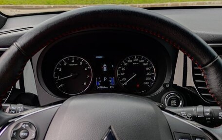 Mitsubishi Outlander III рестайлинг 3, 2021 год, 2 950 000 рублей, 7 фотография