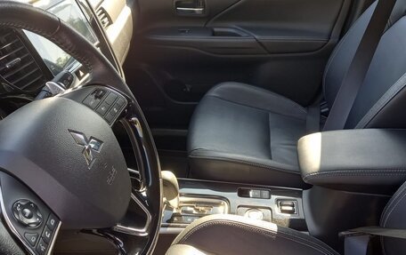 Mitsubishi Outlander III рестайлинг 3, 2019 год, 3 420 000 рублей, 5 фотография