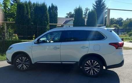 Mitsubishi Outlander III рестайлинг 3, 2019 год, 3 420 000 рублей, 10 фотография