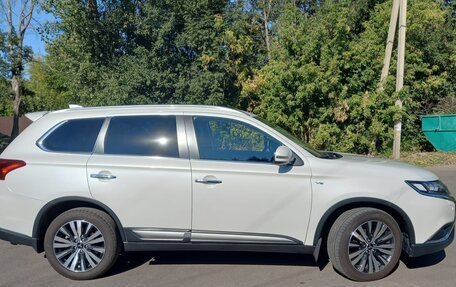 Mitsubishi Outlander III рестайлинг 3, 2019 год, 3 420 000 рублей, 11 фотография