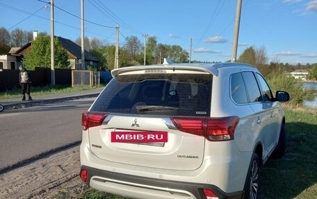 Mitsubishi Outlander III рестайлинг 3, 2019 год, 3 420 000 рублей, 3 фотография