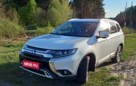 Mitsubishi Outlander III рестайлинг 3, 2019 год, 3 420 000 рублей, 2 фотография