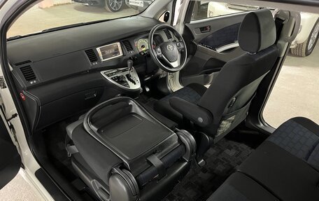 Toyota ISis I, 2014 год, 1 550 000 рублей, 24 фотография
