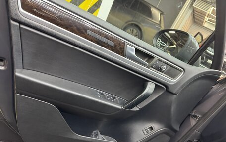 Volkswagen Touareg III, 2011 год, 1 830 000 рублей, 6 фотография