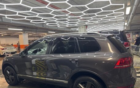 Volkswagen Touareg III, 2011 год, 1 830 000 рублей, 2 фотография