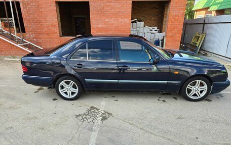 Mercedes-Benz E-Класс, 1995 год, 338 000 рублей, 8 фотография