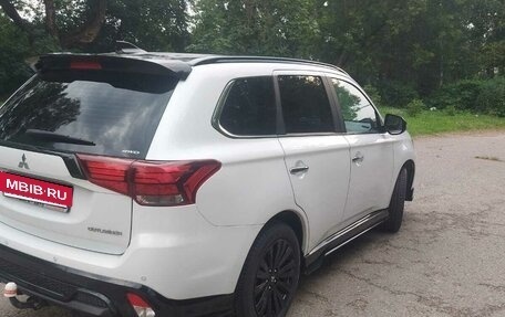 Mitsubishi Outlander III рестайлинг 3, 2022 год, 3 500 000 рублей, 3 фотография