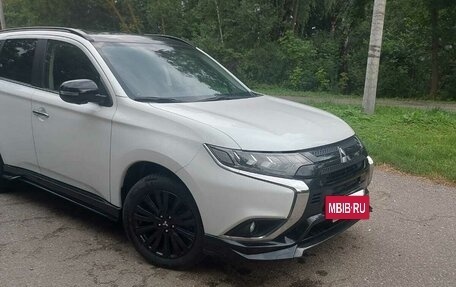 Mitsubishi Outlander III рестайлинг 3, 2022 год, 3 500 000 рублей, 2 фотография